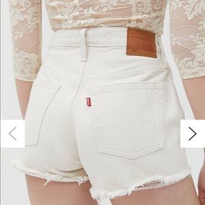 BNWT Levi’s 501 white shorts